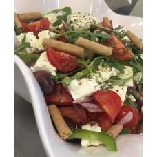 Χωριάτικη σαλάτα με ρόκα και κριτσίνια ολικής Χωριάτικη σαλάτα με ρόκα και κριτσίνια ολικής