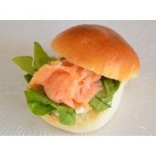 Μπριος ψωμάκι μίνι με σολωμό