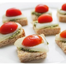 Κρέμα πέστο ( βασιλικού) ,μοτσαρέλα και ντοματίνι