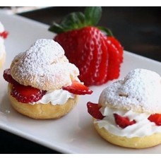 Σουδάκια με σαντιγί,φρέσκες φράουλες και άχνη ζάχαρη