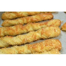 Στριφτά κριτσίνια με τυρί φέτα και μπέικον