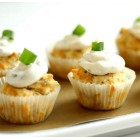 Μικρό αλμυρό cupcake με πικάντικα τυριά,καπνιστό χοιρινό και κρέμα τυριών